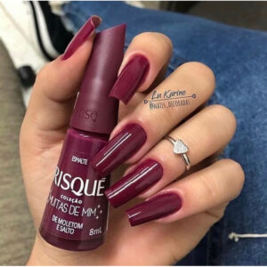 ESMALTE RISQUE  DE MOLETOM E SALTO